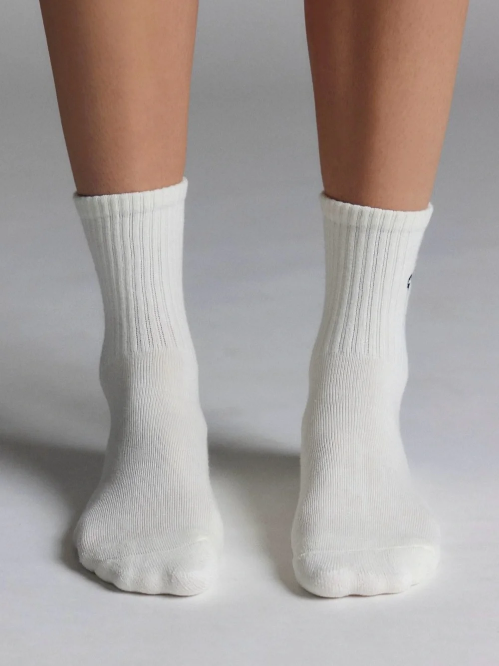 UO Bow Icon Embroidered Quarter Ribbed Crew Socks